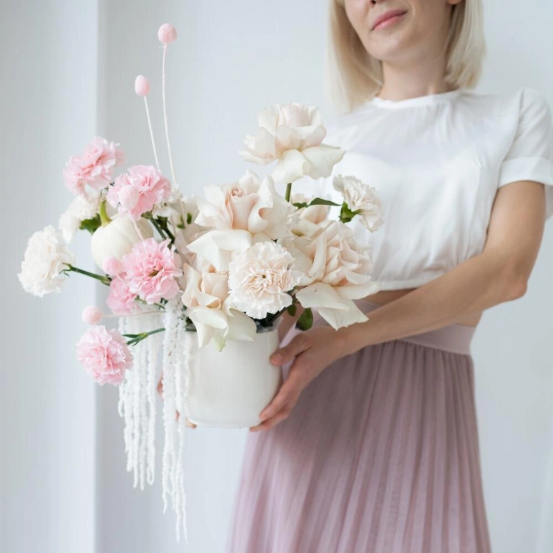 Композиция роз и диантусов в кашпо