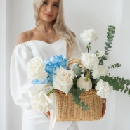 Плетеная корзина с розами 0