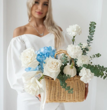 Плетеная корзина с розами