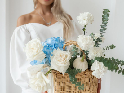 Плетеная корзина с розами