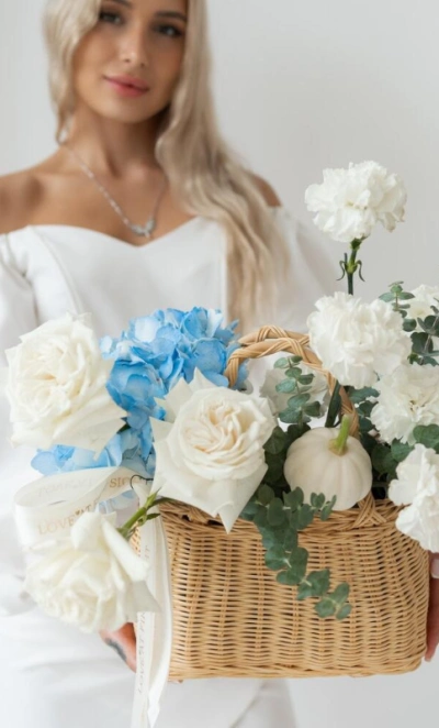 Плетеная корзина с розами