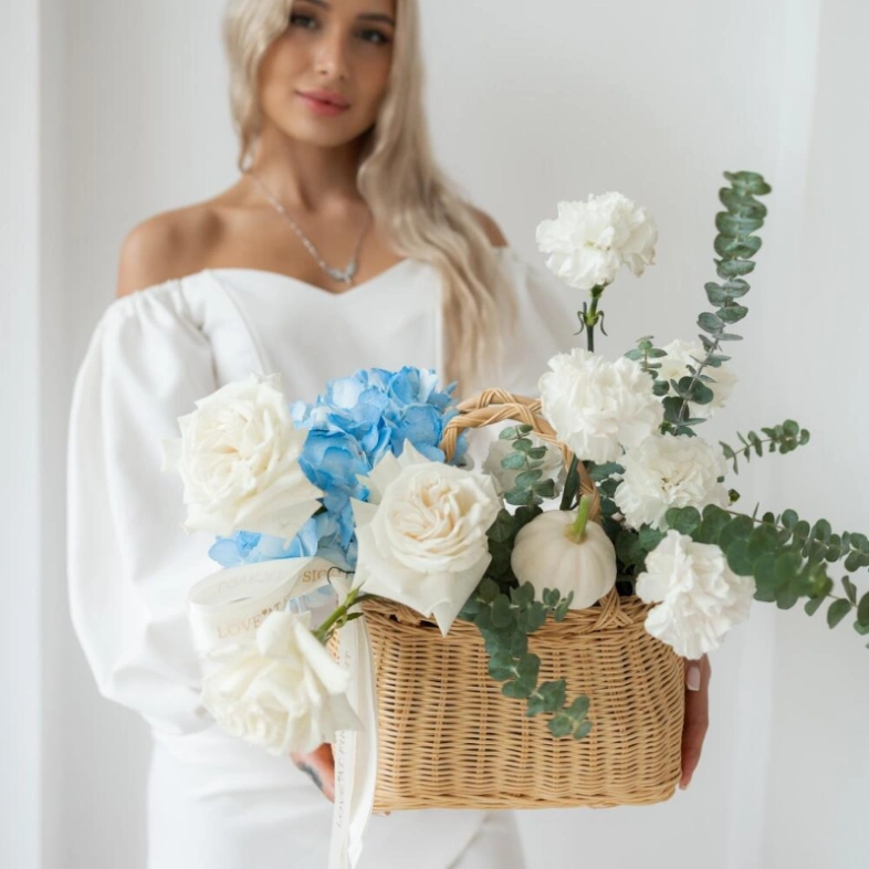 Плетеная корзина с розами