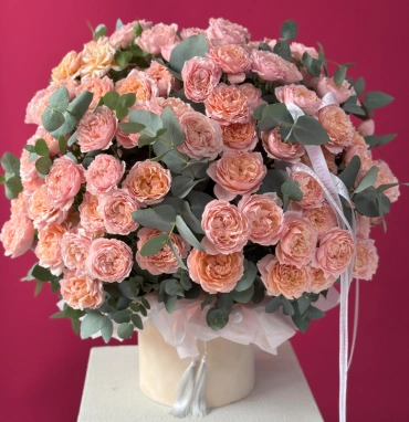 Моно-коробка из пионовидных роз Джульетта