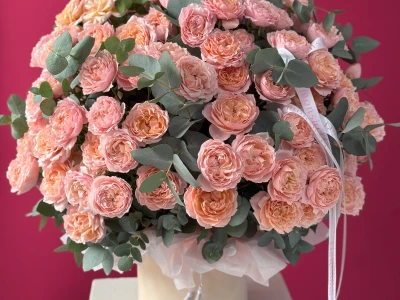 Моно-коробка из пионовидных роз Джульетта