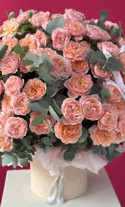 Моно-коробка из пионовидных роз Джульетта