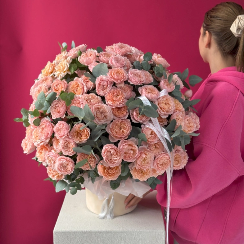 Моно-коробка из пионовидных роз Джульетта