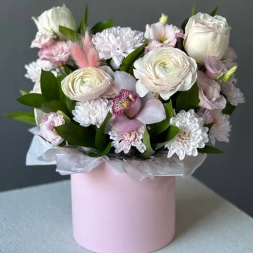 Коробка с цветами из стойкого состава