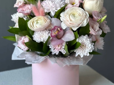 Коробка с цветами из стойкого состава