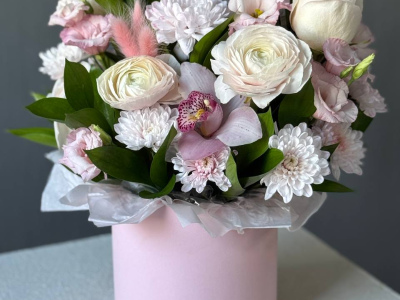 Коробка с цветами из стойкого состава
