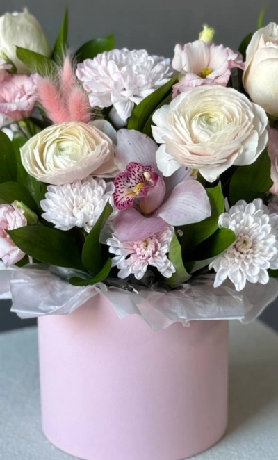 Коробка с цветами из стойкого состава