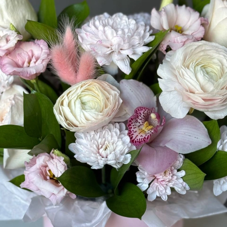 Коробка с цветами из стойкого состава