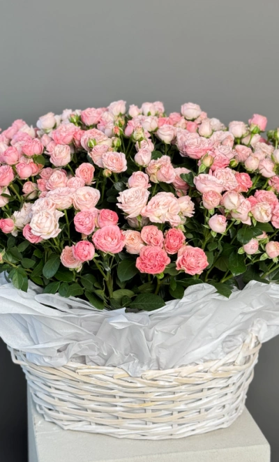 Корзина из кустовых роз