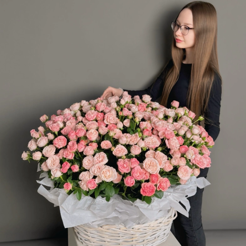 Корзина из кустовых роз