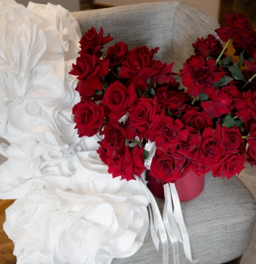 Коробка красных францу́зских роз 51