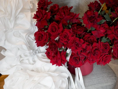 Коробка красных францу́зских роз 51