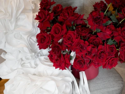 Коробка красных францу́зских роз 51