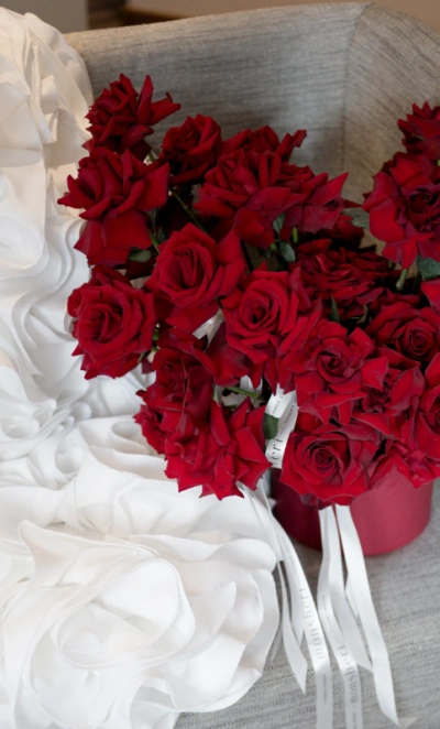 Коробка красных францу́зских роз 51