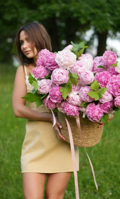 Корзина с пионами 65 «Роскошь сада»