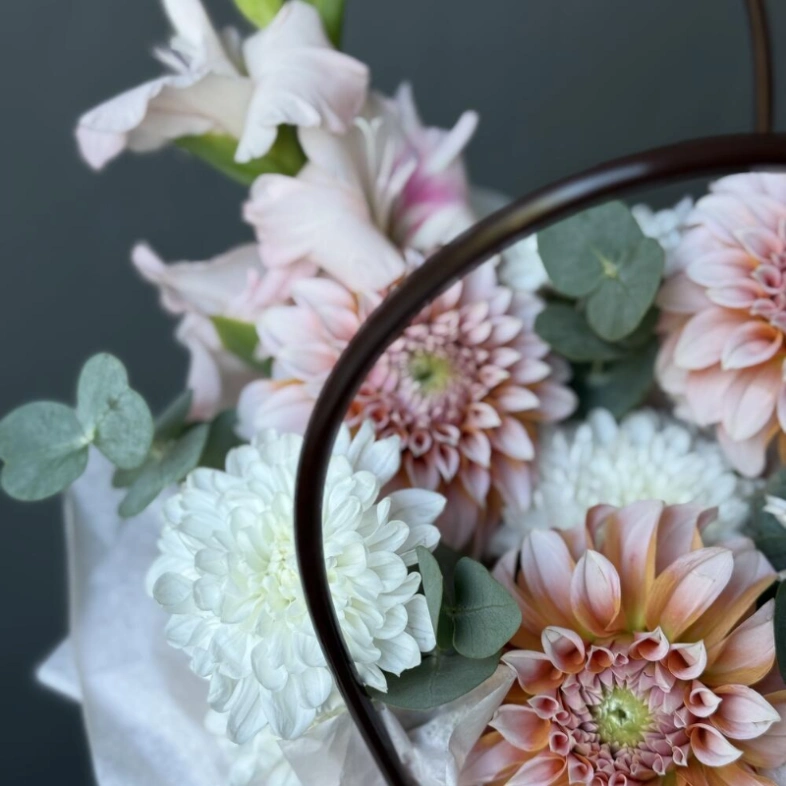 Цветы в сумочке с георгинами