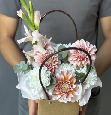 Цветы в сумочке с георгинами