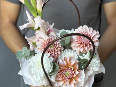 Цветы в сумочке с георгинами