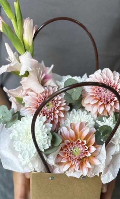 Цветы в сумочке с георгинами