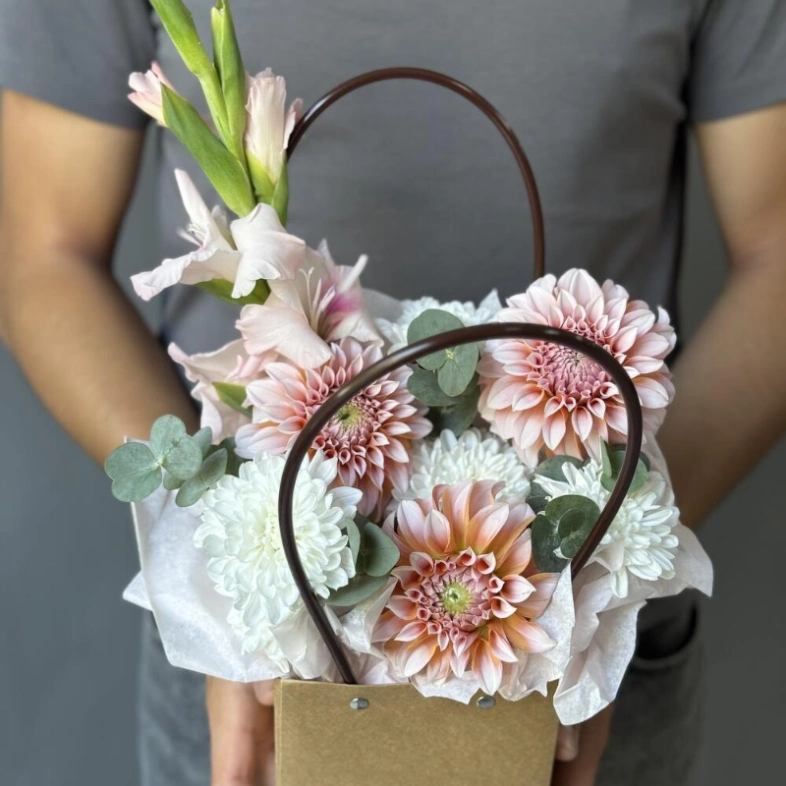 Цветы в сумочке с георгинами