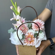 Цветы в сумочке с георгинами 2