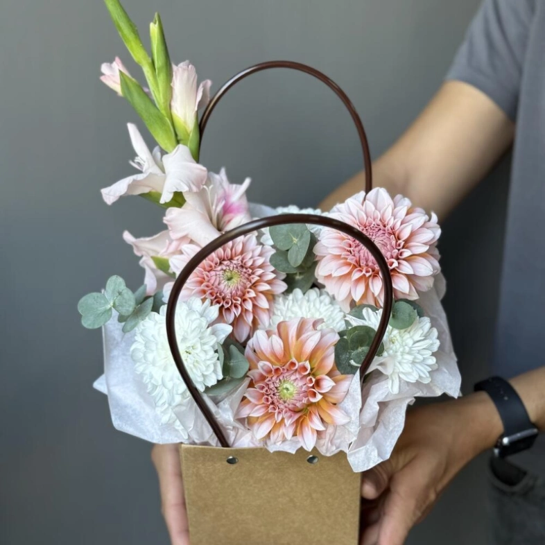 Цветы в сумочке с георгинами