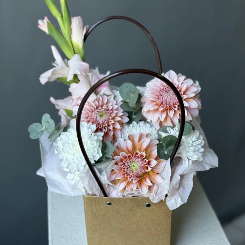 Цветы в сумочке с георгинами