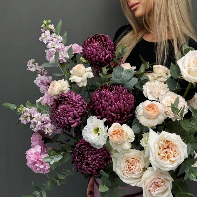 Композиция в коробке с розами и хризантемой Бигуди