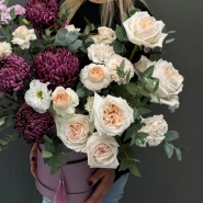 Композиция в коробке с розами и хризантемой Бигуди 4