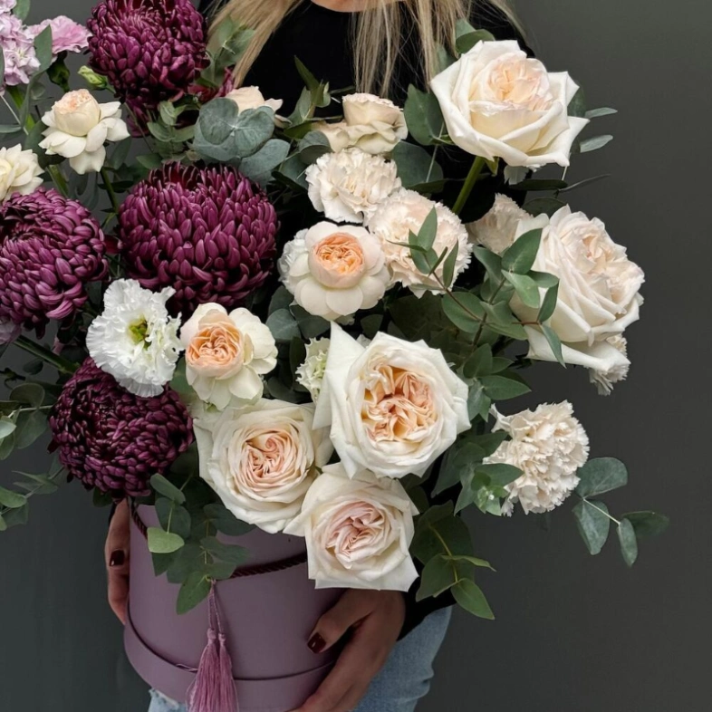 Композиция в коробке с розами и хризантемой Бигуди