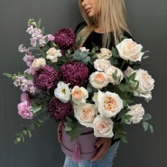 Композиция в коробке с розами и хризантемой Бигуди 0