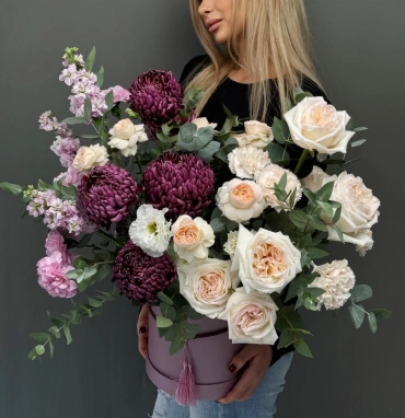 Композиция в коробке с розами и хризантемой Бигуди