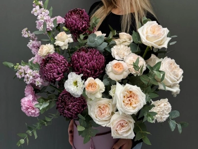 Композиция в коробке с розами и хризантемой Бигуди