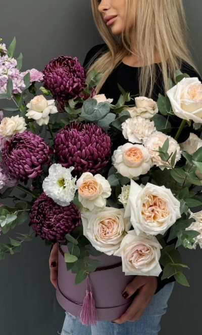 Композиция в коробке с розами и хризантемой Бигуди