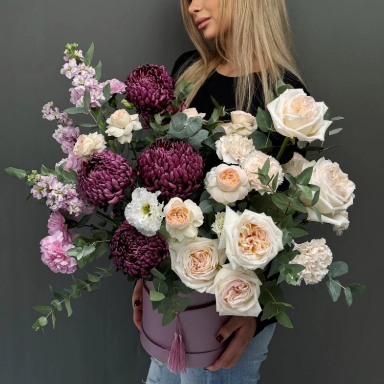 Композиция в коробке с розами и хризантемой Бигуди