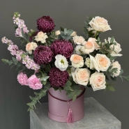 Композиция в коробке с розами и хризантемой Бигуди 1