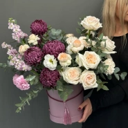 Композиция в коробке с розами и хризантемой Бигуди 2