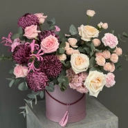 Композиция в коробке с розами и бигуди 0