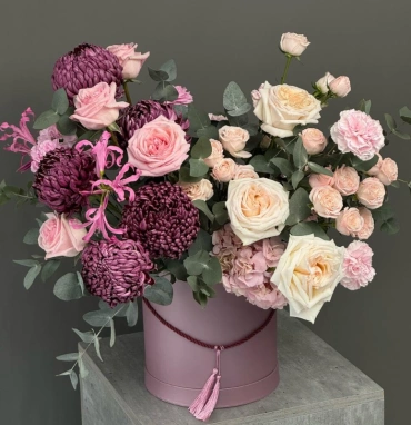 Композиция в коробке с розами и бигуди