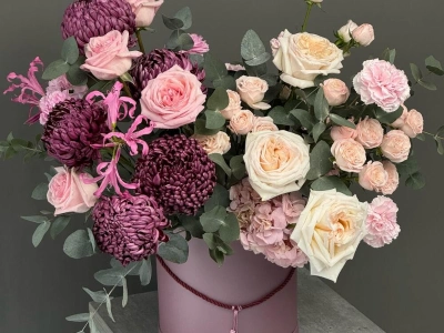 Композиция в коробке с розами и бигуди