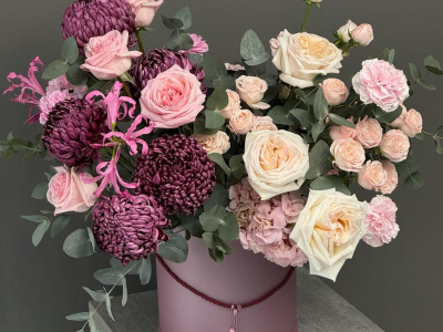 Композиция в коробке с розами и бигуди