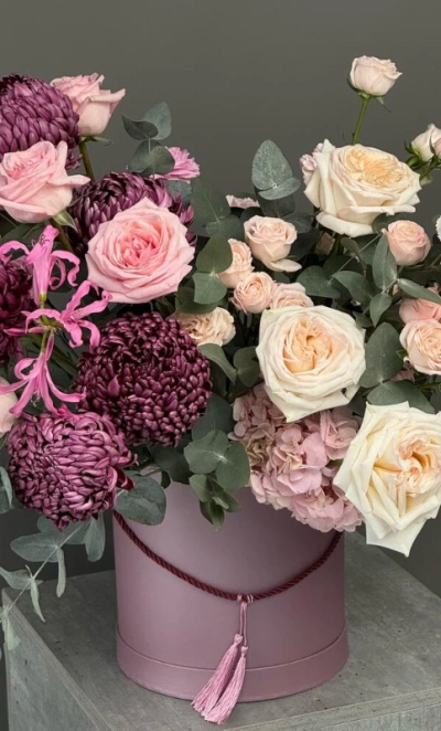 Композиция в коробке с розами и бигуди