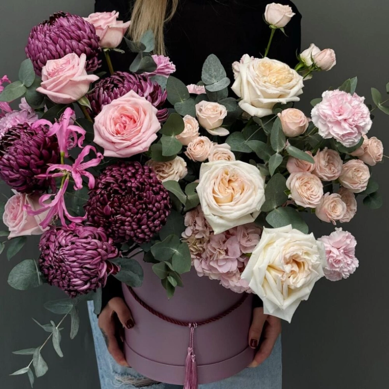 Композиция в коробке с розами и бигуди