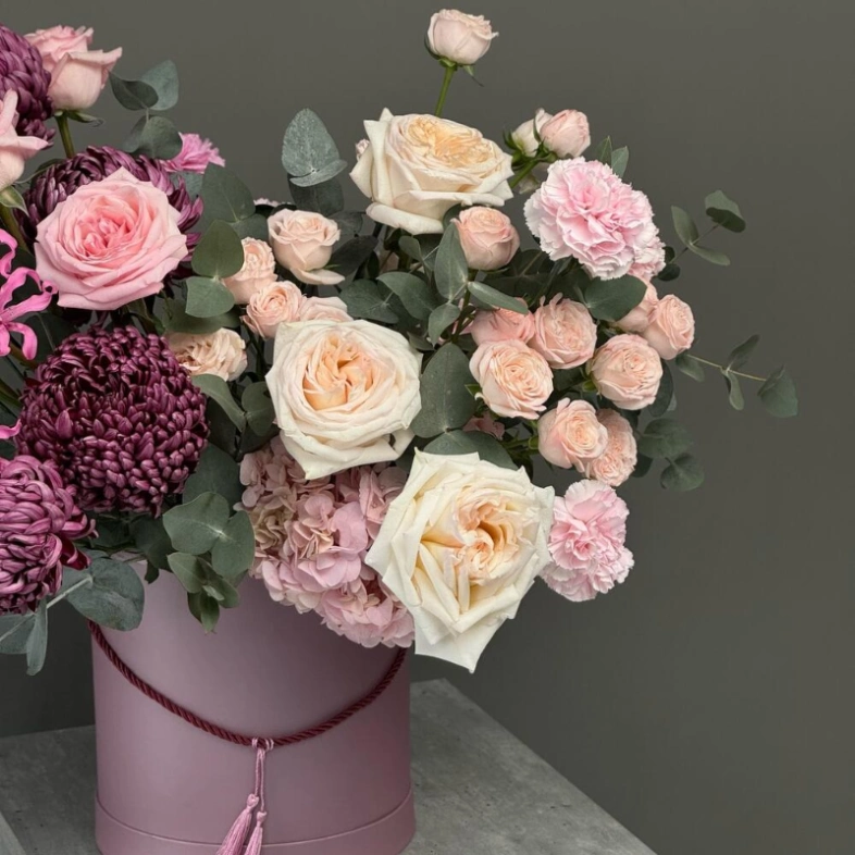 Композиция в коробке с розами и бигуди