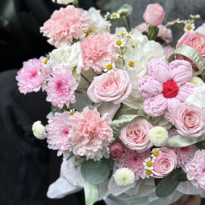 Композиция с сюрпризом ( цветок ручной работы )