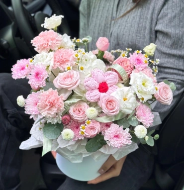 Композиция с сюрпризом ( цветок ручной работы )