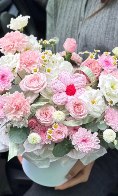 Композиция с сюрпризом ( цветок ручной работы )